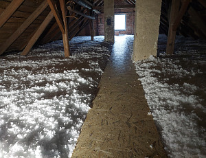 Zateplení stropu rodinného domu pomocí foukané izolace